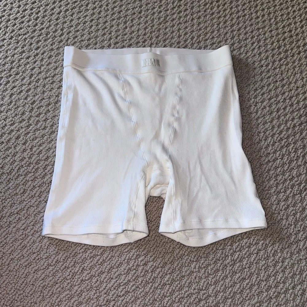 Skims Cotton Rib Boxer Short - Picture 4 of 4